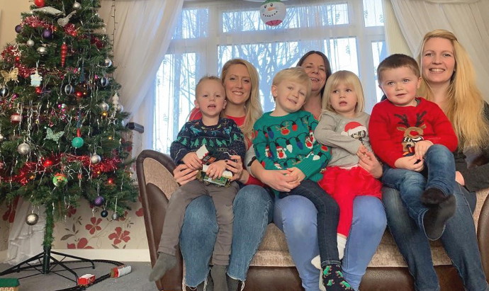 ESSEX MUMS GET TOGETHER FOR THEIR ANNUAL CHRISTMAS ‘SOFA SELFIE’